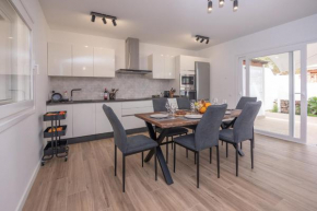 Holiday Villa Rustika Luxe 1- Rural, Pool, BBQ, Mountain view by Holidays Home